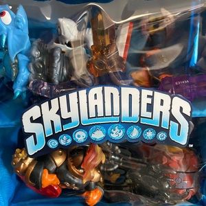 Skylanders case with figures